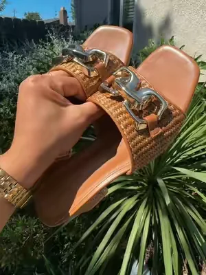 These are vacation sandals. #sandals #womensshoes #coutgo 