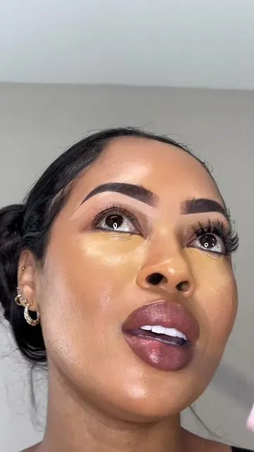 Dolly is that girl!! I’m glad I listened to my friend and got some clusters to do my lashes at home, and this kit comes with everything you need! #lashclusters 