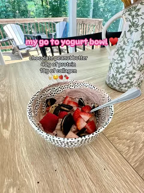 Yummy protein bowl to hit your goals 🤤 1 scoop FlavCity chocolate peanut butter protein powder 1 serving Greek yogurt Fruit and a crunch for toppings ♥️