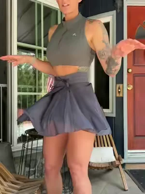 Size Small and I’m 5’5, 130lbs #halaralistens #halarafabric #DealsForYouDays #womensfashion #skirts @Halara @Halara Glam 