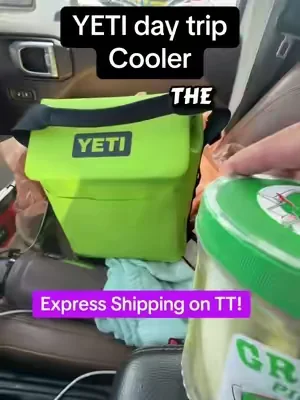 The YETI Day trip lunch bag incredible insulation, magnetic closure, and great organization! This is the perfect on the go cooler for day camps, grocery runs to the beach and the pool #yetidaytriplunchbox #yetidaytrip #insulatedlunchbag #dealsforyoudays @YETI 