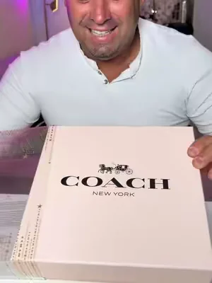 ✨ Coach New York Gift Set para Mujer ✨ Luce elegante y sofisticada con este hermoso set de Coach New York. Incluye un perfume Eau de Parfum de 3.0 oz, una loción corporal perfumada de 3.3 oz y un mini perfume de 0.25 oz perfecto para llevar en tu bolso. Su aroma combina notas de frambuesa, pera y pimienta rosa con un corazón floral de rosa turca y gardenia, terminando con un fondo cálido de almizcle, gamuza y sándalo. Ideal para regalar o consentirte con una fragancia femenina, moderna y duradera. 🌸💖✨#DealsForYouDays #SummerWins #TikTokShopDealsforYouDays #SuperBrandDay #Coach New York Gift Set for Wo