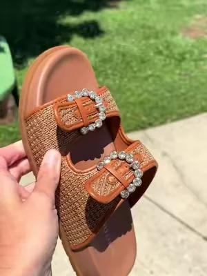 My favorite summertime sandal right now! The color combo is chefs 💋! #sandals #projectcloud #womenshoes #womensandals #dealsforyoudays 