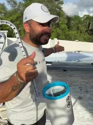 Mantén tu piscina más limpia con menos esfuerzo. Este skimmer flotante atrapa hojas, insectos y suciedad antes de que lleguen al fondo, ayudando a mejorar la filtración y reducir el tiempo de limpieza. Compatible con la mayoría de piscinas elevadas y fácil de instalar. #PiscinaElevada #PoolAccessories #PoolCleaning #dealsforyoudays #tiktokshopcreatorpicks @TCP Global 