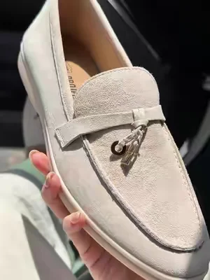 The penny loafers from @Project Cloud Shoes are SO soft and comfortable. They scream luxury without the luxury price tag.  #pennyloafers #boujeeonabudget #designershoes #dealsforyoudays 