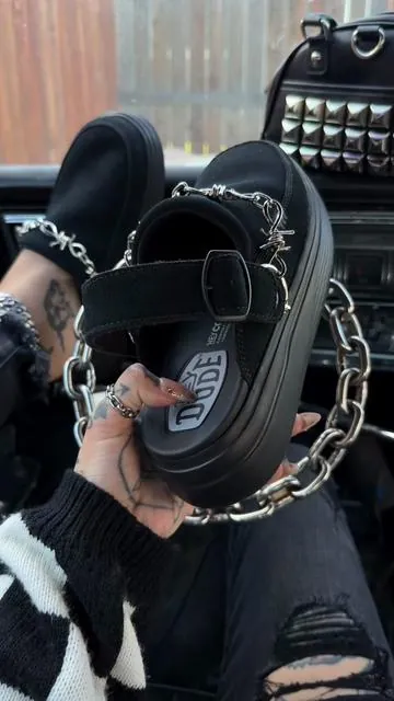 Added my own chains 🥹 If you’re a half size go up, if you wanna wear thick socks go up a full size 🖤 @HeyDude #heydudes #heycation #heydudesuperbrandday #platformshoes #altoutfits 