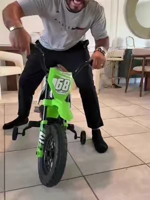 La aventura comienza desde pequeños. Esta moto eléctrica para niños cuenta con acelerador en el manillar, ruedas de apoyo para mayor estabilidad, suspensión trasera y diseño deportivo estilo motocross. Perfecta para que los pequeños disfruten mientras desarrollan confianza y coordinación. #MotoElectricaNiños #RideOnToy #KidsAdventure #dealsforyoudays #tiktokshopcreatorpicks @Aosom LLC 