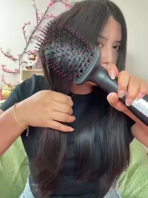 Un cepillo que toda mujer necesita tenerlo ya que te ahorra tiempo por que te seca te peina y te alisa tu cabello ✨😍🎀 #peinesecador #cepillosecador #cepilloalisador #peinealisador #cepilloviral