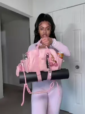 the cutest mini gym bag and she matches 🩷 #gymbag #mingymbag #gymgirl #gymgirllife #pinkgymbag  