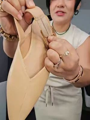 ✨ Elegancia y comodidad en cada paso ✨ Estas flats destalonadas en color nude son el complemento perfecto para cualquier outfit. Su diseño de punta fina estiliza tus pies, mientras que la correa ajustable brinda un ajuste seguro y cómodo para usar todo el día. 💕👡 ✔️ Diseño elegante y versátil ✔️ Color nude fácil de combinar ✔️ Correa ajustable para mayor comodidad ✔️ Ligeras y perfectas para uso diario ✔️ Ideales para looks casuales o más sofisticados ¡Un básico imprescindible que combina con jeans, vestidos, faldas y mucho más! 🤎✨ #FlatsFashion #zapatosdemoda  #fashionfinds  #estiloelegante  #ZapatosComodos 