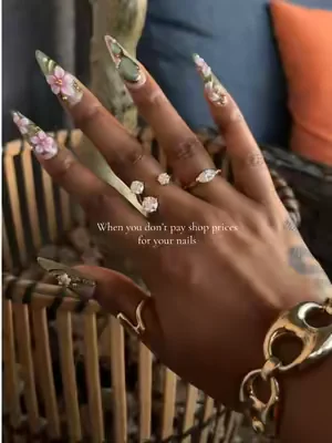 When you don’t pay shop prices for your nails 💅🏽 @Nailphoria  #nailphoria #handmadepressonnails #pressonnails #pressons #nailart 
