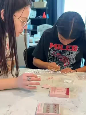 Watching her do her own nails 🥹 these kits are so cute and perfect for her 🤍 @Glamnetic  #glamneticnails #pressonnails #dealsforyoudays #motherdaughter #nailsathome💅 