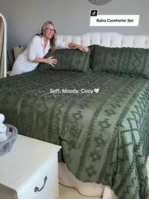 This Boho comforter set give such a moody vibe… And I’m here for it! @Bedsure #comforter #bedroommakeover #dealsforyoudays #SummerWins #SummerVibes  