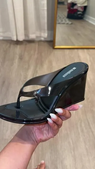 this jelly wedge sandal is chefs kiss 😘  #jellysandals #wedgesandals #y2kstyle #fypシ゚viral 