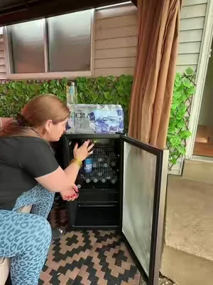 Si estás buscando un refrigerador compacto que se vea elegante y aproveche muy bien el espacio, este me encantó. 🖤 Es perfecto para bebidas, refrescos, agua, jugos o snacks, ya sea para la casa, la oficina o tu negocio. Su puerta de cristal permite ver todo de un vistazo y mantiene tus bebidas siempre listas para disfrutar. Encima de mi nombre te dejo la tienda oficial. ✨ #DealsForYouDays #DFYD #MiniRefrigerador #Hogar #TikTokShop
