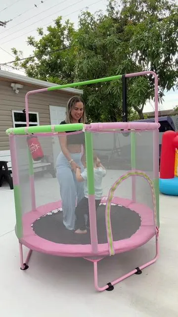 Trampolín infantil 6 en 1 con malla de seguridad y accesorios para horas de diversión. Ideal para que los niños jueguen, salten y se mantengan activos de forma segura. #SummerGarden #summervibes #summeressentials #DealsforYouDays #tiktokshopsummerturnup 