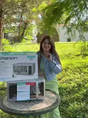 ¿Buscas un microondas práctico para el día a día? ✨ Este modelo de Emerson tiene un tamaño compacto, controles táctiles fáciles de usar y 700 W de potencia, ideal para calentar comidas, bebidas o descongelar alimentos. Es una excelente opción tanto para usar en casa aquí en Estados Unidos como para enviar a Cuba. Si lo necesitas, encima de mi nombre te dejo la tienda oficial. ❤️ #DealsForYouDays #DFYD #Microondas #Hogar #TikTokShop