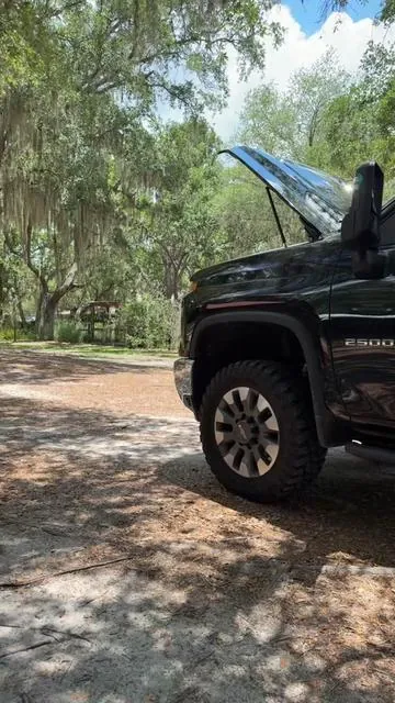 This truck tire step is great for working on tall trucks and is the new favorite Mechanic tool #mechanictools #tooltok #enginework #dealsforyoudays #mechaniclife 