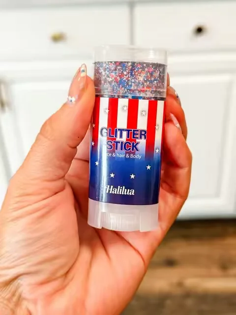 The consistency of this stick is silky smooth!! It’s not a gel and it doesn’t transfer everywhere!!! It works for your face, hair and skin!!! Also, dance moms come to mind!! 💃 This one definitely exceeded my expectations!! 😍🇺🇸 #glitterstick #july4th #starsandstripes #ttsacl #firstfly @Firstfly 
