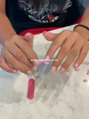 she had so much fun doing her nails💅🏻💗✨ @Glamnetic  #glamneticnails #pressonnails #dealsforyoudays #summerwins #nailsathome💅 