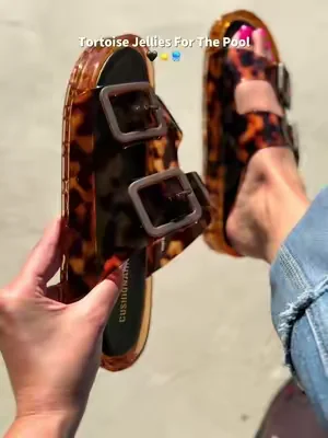 Cushionare pool tortoise jelly slides!! They’re fully stocked at the moment so grab your size!! #jellysandals #sandals #jellies #shoefinds #slidesandals 