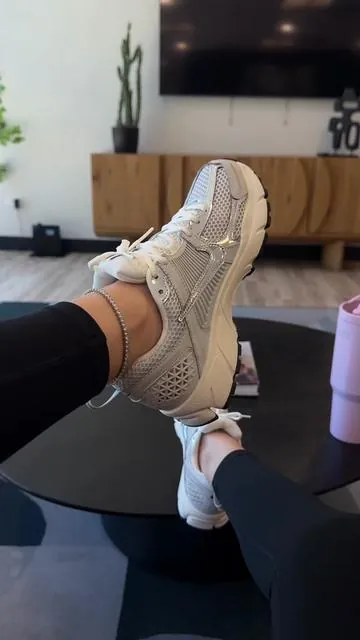 the most comfy pair of sneakers i have ever worn 😩 #nikevomero5 #walkingshoes #gymshoes #comfortableshoes #dealsforyoudays @Fly Kicks 