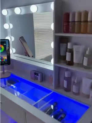 Este VANITY lo tiene todo: luces LED de colores que puedes cambiar desde tu 📱, gran espacio de almacenamiento y enchufes integrados. #SummerVibes #DealsForYouDays  #MakeupVanity #vanity #tocadoresdemaquillaje @CollaredEagle 