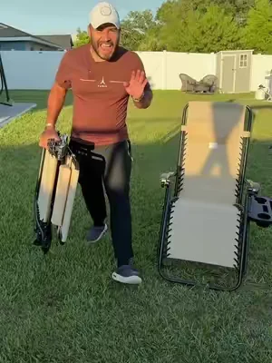 Silla reclinable gravedad cero para patio, piscina y jardín con reposacabezas acolchado y bandeja porta vasos. Diseño plegable y cómodo para relajarte al aire libre, tomar el sol o disfrutar de un día de descanso en el patio. #SillaGravedadCero #SillaReclinableExterior #MueblesDePatio #dealsforyoudays #tiktokshopcreatorpicks @Best Choice Products, Inc. 