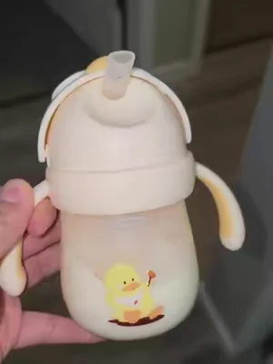 Todas las mamás están amando este vasito para los peques 😍💯 #anticolicbottles  #biberon #vasoentrenador #tipsdemama #fyp 