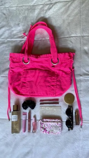 #PINKPartner What's in my bag? 🎀💕 Packing my everyday essentials in the PINK Canvas Flat Bottom Tote from Victoria's Secret PINK. This tote seriously fits everything I need for work, errands, and on-the-go days. @Victoria's Secret @VSPINK  #victoriassecret #whatsinmybag #girly #totebag 