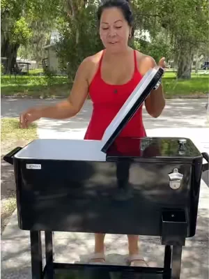 This made hosting sooo much easier 😍 @VINGLI #rollingicechest #icechest #rollingcooler #hosting #dealsforyoudays 