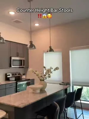 Si estabas pensando en cambiar las tuyas espero esto te ayude y escojas bien ☺️ #counterheightstools #barstools #sillasdebarra #kitchengadgets #kitchenmusthaves 