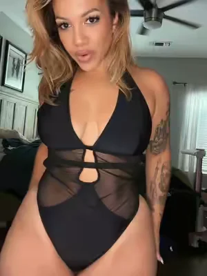 It’s soooo good. #swimsuit #hourglass #onepiece #tummycontrol #bikini 