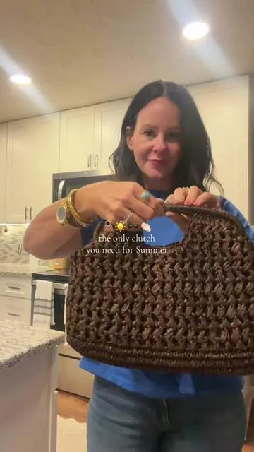 the amount of things this clutch can hold is AMAZING! And the quality is impressive! #dealsforyoudays #clutch #womenspurse #purses #womenshandbag 