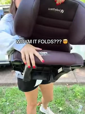 No more gate checking your kids booster seats, this one fits in overhead compartments 🙌🏻 #travelingwithkids #dealsforyoudays #flyingwithkids #boosterseat #carseat 