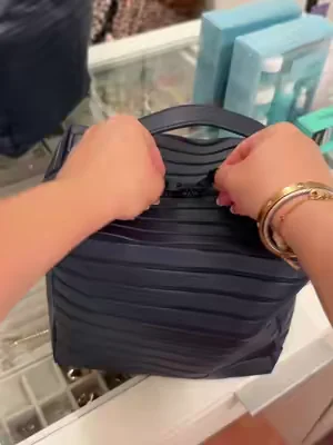 #travel #makeupbag #cosmeticsbag #beauty #beautytips 