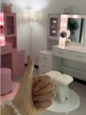 My sister and I each have a beautiful big vanity🤍🩷#vanitymirror #vanitymakeup #dealsforyoudays #giftideasforher #vanitymakeup 