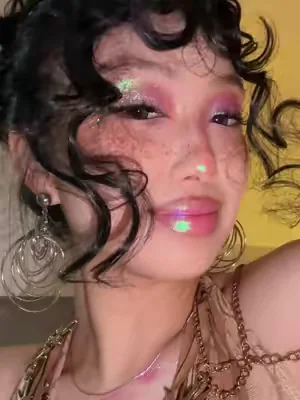 The shade is Aphrodite!!#multichromeeyeshadow #glitter #glittermakeup #glitterlooks #ourbella 