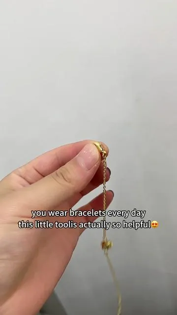 This bracelet helper tool basically holds your bracelet in place so you can clasp it yourself without needing help. Genius! #bracelethelper #braceletlovers #jewelrytok #jewelryhack #braceletstack 