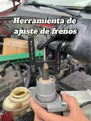🚗❌ ¿Tu pedal de freno sigue esponjoso después de purgar? ¡Deja de desperdiciar líquido! Mide correctamente la separación de la varilla del servofreno y soluciona el VERDADERO problema. 🔧✅ ¡Pide el tuyo hoy antes de tu próximo trabajo de frenos! #Mecanica #AutoTok #ReparacionAutomotriz #Frenos #Herramientas 