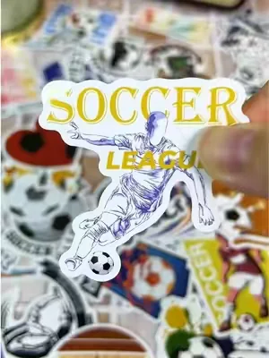 Estos stickers de fútbol tienen diseños variados y son resistentes al agua. Los puedes pegar en tu botella, cuaderno o laptop. Ideal para todos los fanáticos del soccer.#StickersDeFutbol #FanaticosDelSoccer #DecoracionPersonalizada 