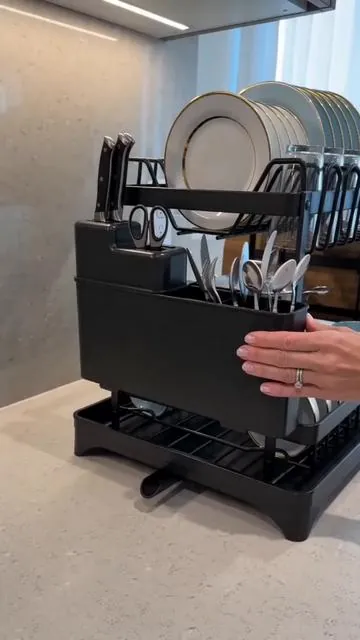 ¿Cocina desordenada? 😫 ¡Transforma tu espacio con este escurridor de platos de 2 niveles! Su diseño inteligente te ayuda a organizar y secar tus utensilios eficientemente. Viene con una bandeja de drenaje para mantener tu encimera seca y es desmontable para una limpieza fácil. Además, es plegable, ideal para ahorrar espacio cuando no lo usas. Un gadget de cocina imprescindible para una organización superior. ¡Consigue el tuyo en el carrito naranja! #fyp #organizacioncocina #DealsForYouDays #AIGC #Moras