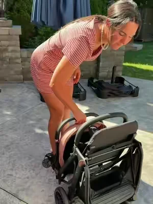 This stroller just made every errand and trip so much easier. 🙌 #momlife #travelstroller #stroller #strollers 
