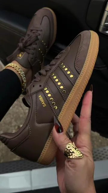 I always size down in Sambas for the perfect fit 🤎✨ @Fly Kicks #adidas #adidassamba #fallaesthetic #dealsforyoudays #sneakerhead 
