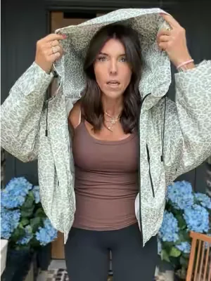 It’s a love hate relationship with rainy days but this jacket is 🙌🏼🐆 #rainjacket #puffit #leopardprint #dealsforyoudays #rainydayoutfit @PUFFIT.US.OFFICIAL 