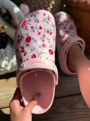 @Crocs just dropped a new print in one of my favorite collections that they have ever done! 💖💐 #crocsnewarrivals #crocs #crocsclogs #cottagecore 