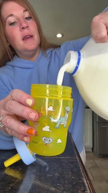 Transition toddler from a bottle to a leak proof, soft straw cup 👶 These leak proof cups are the perfect, practical and cute gift for babies and toddlers.  Their moms will love you 🥰 #leakproofcup #toddlercup #zak #babygift #sippycup 
