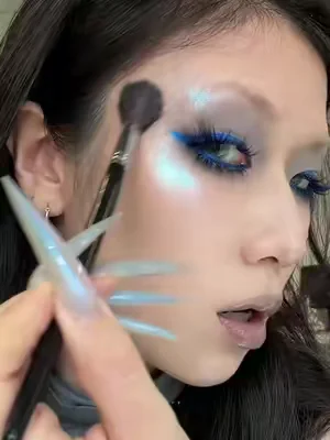 Aqua glow just hits different. 🐬 ✨ 🌌 #SpaceAgeHighlighter in Sky Walker #glitter #bluemakeup #blueshimmer #festivalmakeup 