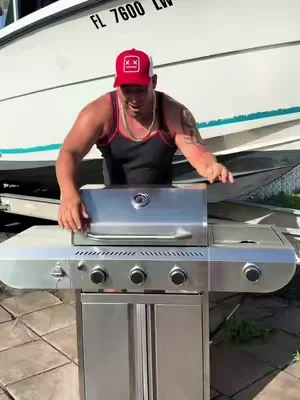 🔥🍔 Lleva tus parrilladas al siguiente nivel con esta potente BBQ de 3 quemadores y quemador lateral. Con 34,000 BTU de potencia, parrillas de hierro fundido y diseño de acero inoxidable, cocina hamburguesas, carnes, pollo y vegetales de forma uniforme y deliciosa. Sus ruedas facilitan el transporte para el patio, camping, reuniones familiares y fiestas al aire libre. ¡La compañera perfecta para disfrutar del verano! ☀️🥩🌭 #DealsForYouDays #SummerWins #SuperBrandDay #TikTokShopDealsforYouDays #3-Burner Propane Gas Grill wit