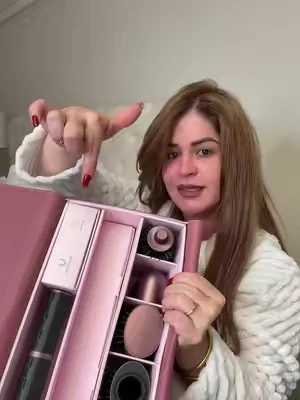 Me arrepentí de ponerme las extensiones porque mi cabello necesitaba mucho más cuidado. 😅 Menos mal que encontré esta Dreame AirStyle Pro, que me ayuda a secar y peinar con un flujo de aire estable mientras cuido mi cabello durante el proceso. 💖 Yo elegí la 8 en 1, pero encima de mi nombre también puedes encontrar la 7 en 1 o la 4 en 1, para que escojas la que mejor se adapte a lo que buscas. ✨ #DealsForYouDays #DFYD #TikTokShop #HairCare #SegurosYSugeridos